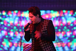 لحظه سکته کردن امید جهان حین اجرای کنسرت/ ویدئو